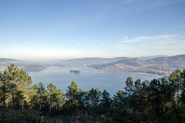 Vista panorámica del fondo de la ría de Vigo con la isla de San Simón. Rías Baixas, Galicia,...