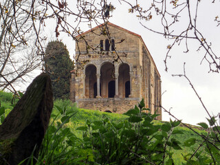 Obraz premium Santa Maria del Naranco (siglo IX). Monte Naranco, Oviedo, Asturias.