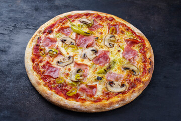 Traditionelle italienische Pizza prosciutto e funghi mit Schinken, Pilzen und Mozzarella serviert als close-up auf einem alten rustikalen Board mit Textfreiraum 