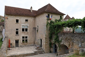 Fototapeta na wymiar La mairie, vue de l'extérieur, village de Saint Cirq Lapopie, département du Lot, France