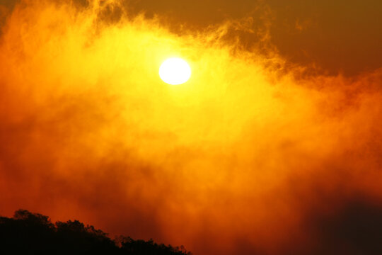 日の出と雲のイメージ１