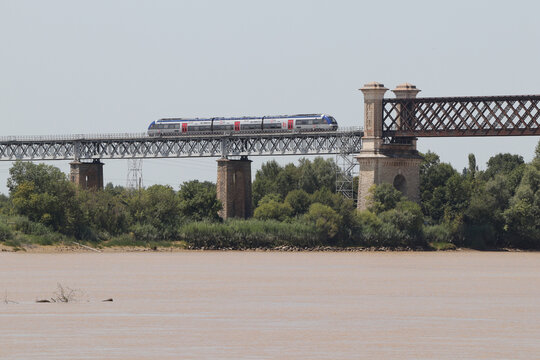 Cubzac les ponts, France &ndash; juillet 2022 : passage d&rsquo;un train TER de la SNCF sur un pont au-dessus de la Dordogne