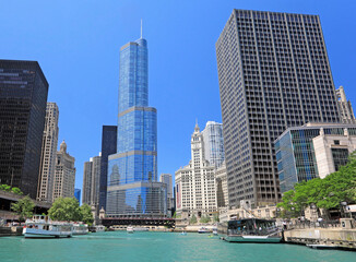 Fototapeta na wymiar Chicago sightseeing cruise and skyline on the river, Illinois, USA