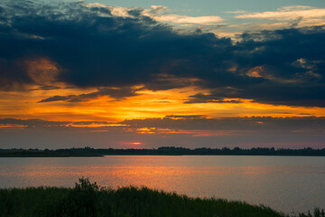 Obraz premium Serene landscape with a lake lake in the evening