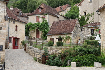 Fototapeta na wymiar Vieille rue typique, village de Saint Cirq Lapopie, département du Lot, France