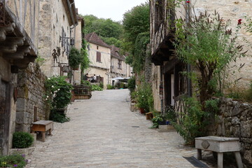 Fototapeta na wymiar Vieille rue typique, village de Saint Cirq Lapopie, département du Lot, France