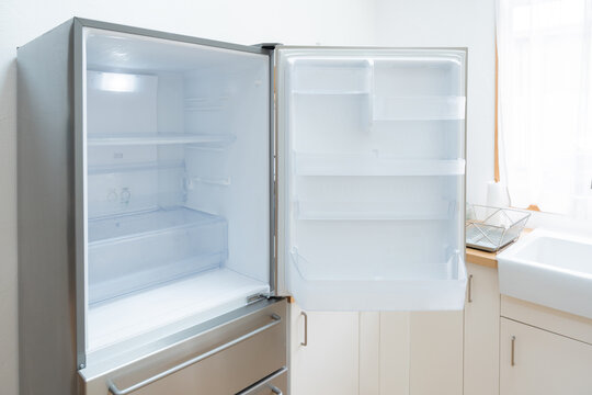 キッチンにある空っぽの冷蔵庫