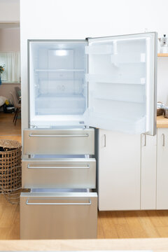 キッチンにある空っぽの冷蔵庫