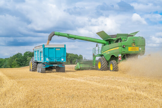 Moissonneuse batteuse en r&eacute;colte de bl&eacute; avec un autre tracteur