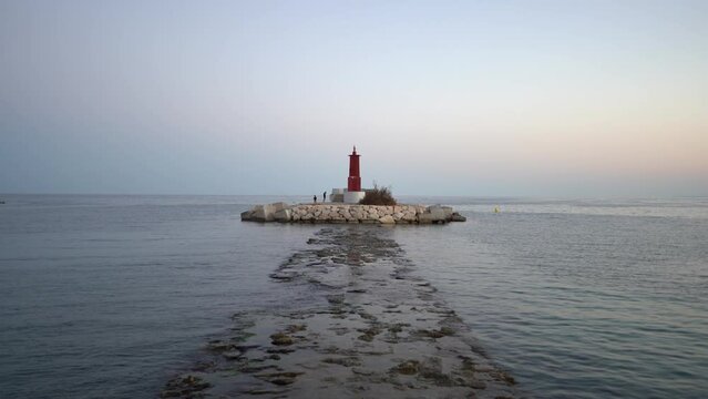 Faro mar&iacute;timo del puerto de Villajoyosa al atardecer
