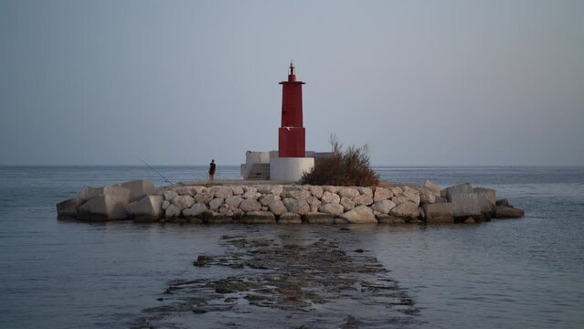 Faro mar&iacute;timo del puerto de Villajoyosa al atardecer