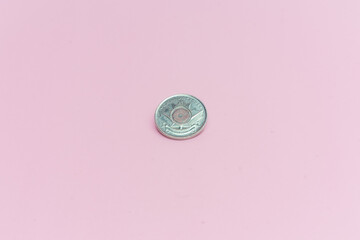 25 centavos canadienses, dia del recuerdo, souvenir. Sobre fondo rosa. De colección.