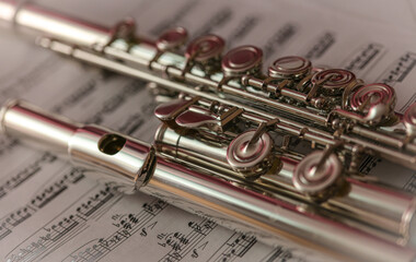 Obraz premium Close up of the flute musical instrument on the music sheet