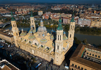 Obraz premium Aerial view of tiled housetops and Cathedral Basilica in Saragossa, Aragon, Spain