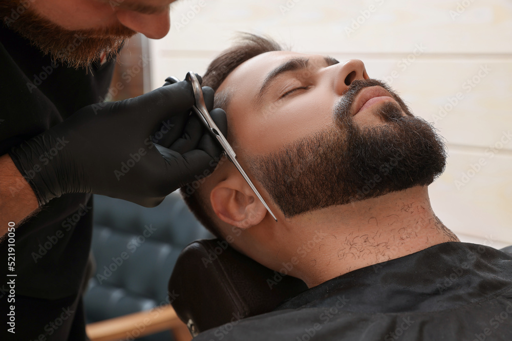 Poster Professional hairdresser working with client in barbershop, closeup