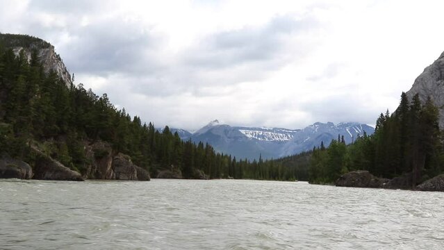 La rivi&egrave;re Bow est une rivi&egrave;re &agrave; Banff en Alberta