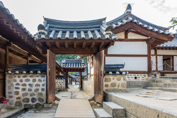Obraz premium 강릉 선교장 내부 전통 한옥의 출입문-The entrance to a traditional Korean house inside Gangneung's 'Seongyojang'