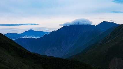 南アルプス　聖岳への稜線からの風景　塩見岳、荒川三山