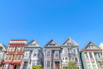 Fototapeta premium Three-storey townhouses with victorian style facade in San Francisco, California