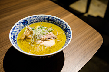 徳島市にあるつけ麺澤の鳥塩ラーメン