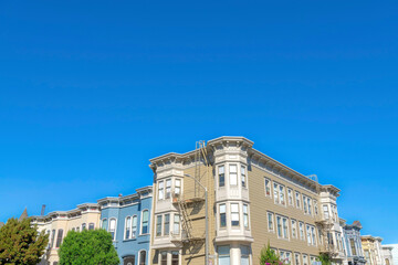 Fototapeta na wymiar Apartment building along the complex townhouses in San Francisco, California