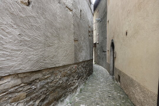 Veduta di una strada nel centro storico di Careno, Lago di Como
