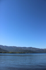 Fototapeta na wymiar 青い空と湖畔 