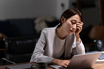 ビジネス・女性・残業・徹夜・頭痛