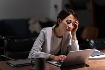 ビジネス・女性・残業・徹夜・頭痛