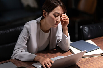 ビジネス・女性・残業・徹夜・頭痛