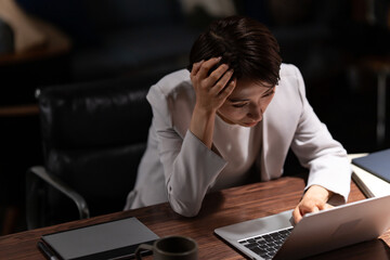 ビジネス・女性・残業・徹夜・頭痛