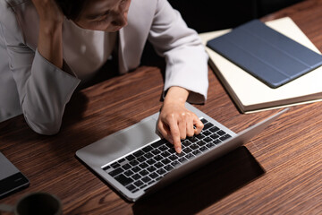 ビジネス・女性・残業・徹夜・頭痛