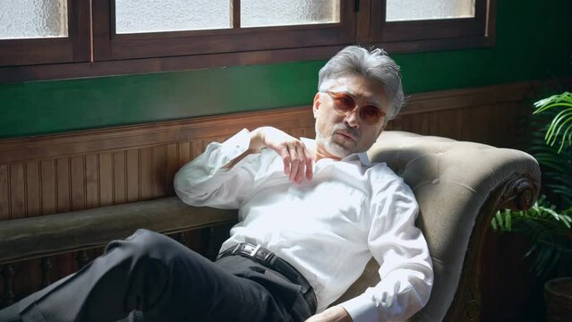 ダンディなシニア男性　メンズファッションイメージ