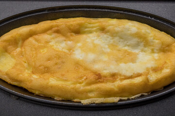 オムレツクッカーおよび美味しそうに焼けたオムレツ
