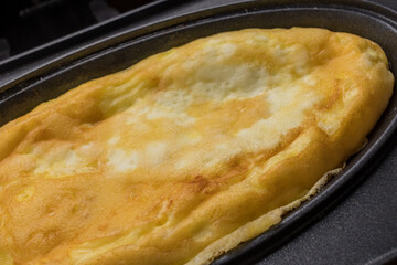 オムレツクッカーおよび美味しそうに焼けたオムレツ
