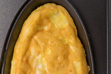 オムレツクッカーおよび美味しそうに焼けたオムレツ
