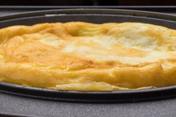 オムレツクッカーおよび美味しそうに焼けたオムレツ
