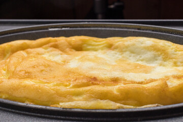 オムレツクッカーおよび美味しそうに焼けたオムレツ
