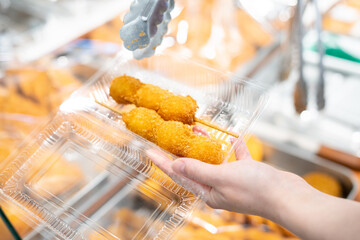 惣菜コーナーの揚げ物