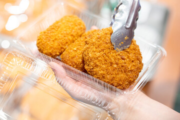 惣菜コーナーの揚げ物