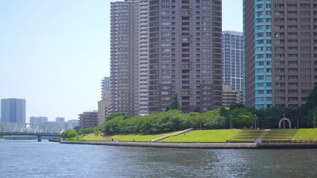 隅田川から臨む月島の高層マンション