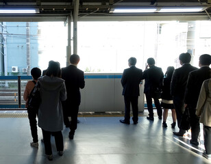 電車を待つ列、朝の東京行ホームにて