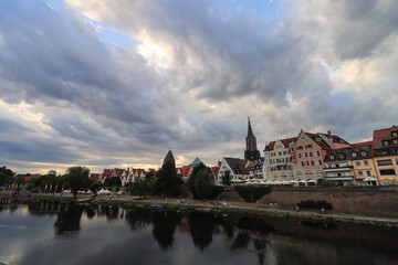Fototapeta na wymiar Sommerabend am Ulmer Donauufer; Altstadtpanorama von der Donauinsel