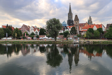 Sommerabend am Ulmer Donauufer; Altstadtpanorama mit Münster, Metzgerturm, Stadtmauer und...