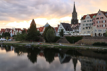 Sommerabend am Ulmer Donauufer; Altstadtblick von der Donauinsel