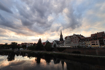 Ulmer Altstadtsilhouette an einem schönen Sommerabend; Blick von der Donauinsel auf die Stadt
