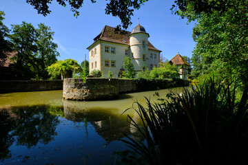 Fototapeta na wymiar Wasserschloss in Kleinbardorf, Gemeinde Sulzfeld, Landkreis Rhön-Grabfeld, Unterfranken, Franken, Bayern, Deutschland