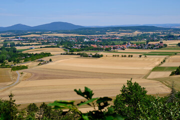 Fototapeta premium Rhön-Grabfeld-Blick auf die Landschaft bei Bad Königshofen vom Kamm der Haßberge, Landkreis Rhön-Grabfeld, Unterfranken, Franken, Bayern, Deutschland