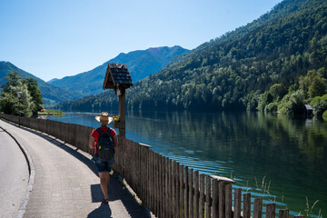 Fototapeta na wymiar Beautiful lake in Austria surrounded by Alps