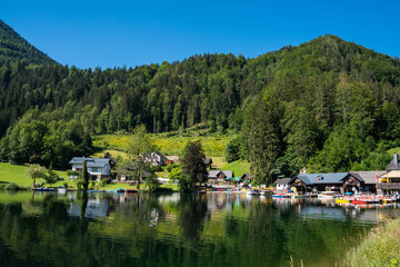 Fototapeta premium Beautiful lake in Austria surrounded by Alps